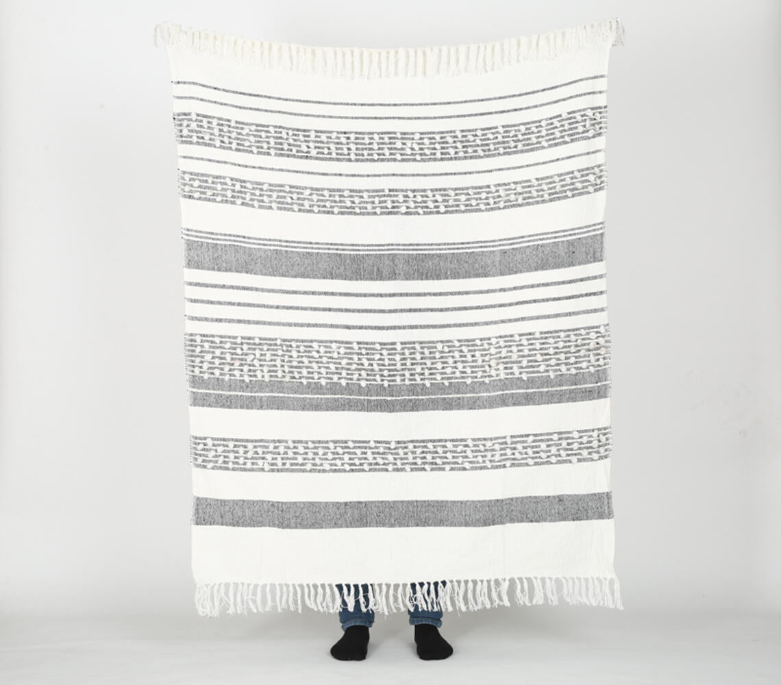 Cotton Wool Throw with Tufts & Tassels o 1