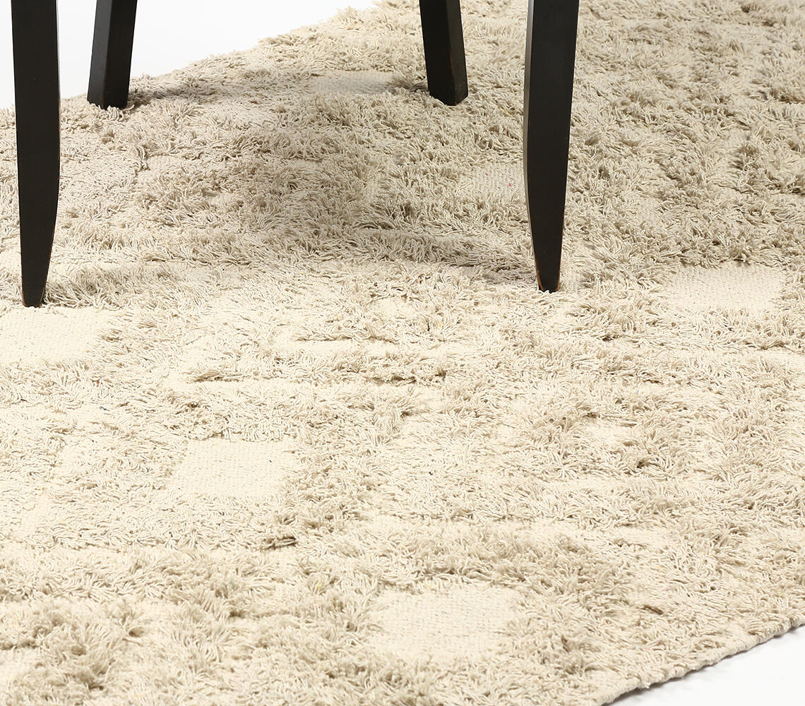 Handwoven Shaggy Textured & Tasseled Rug